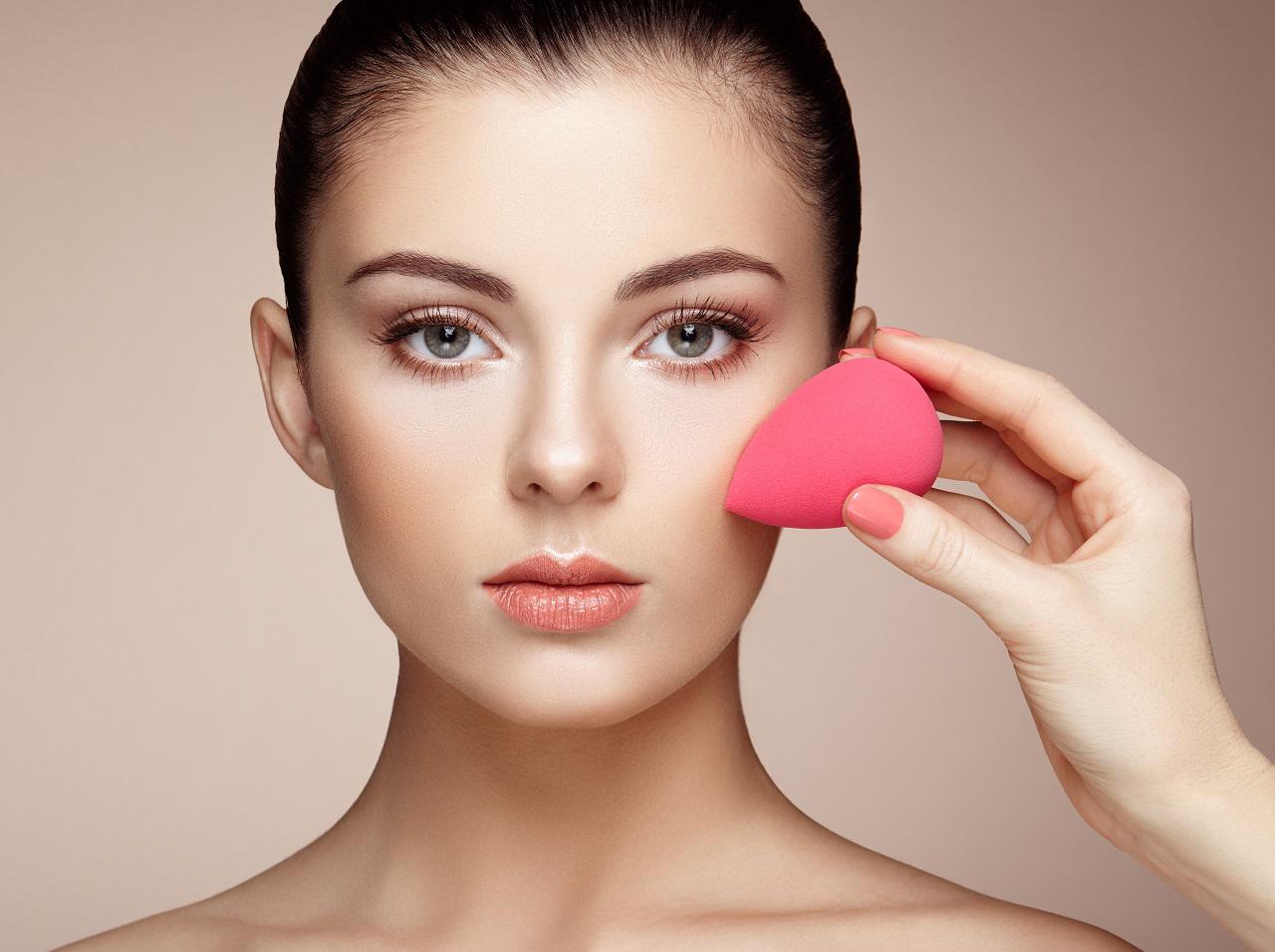 ファンデのノリがよくなるプロの「ビューティーブレンダー」の使い方とは？