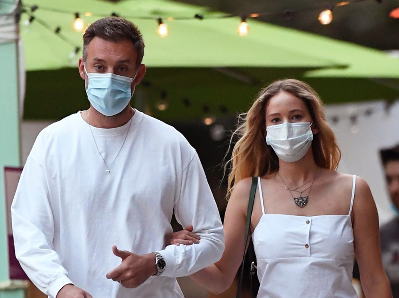 ジェニファー・ローレンス、夫とデート中に「推定2,000万円の婚約指輪」に見入る