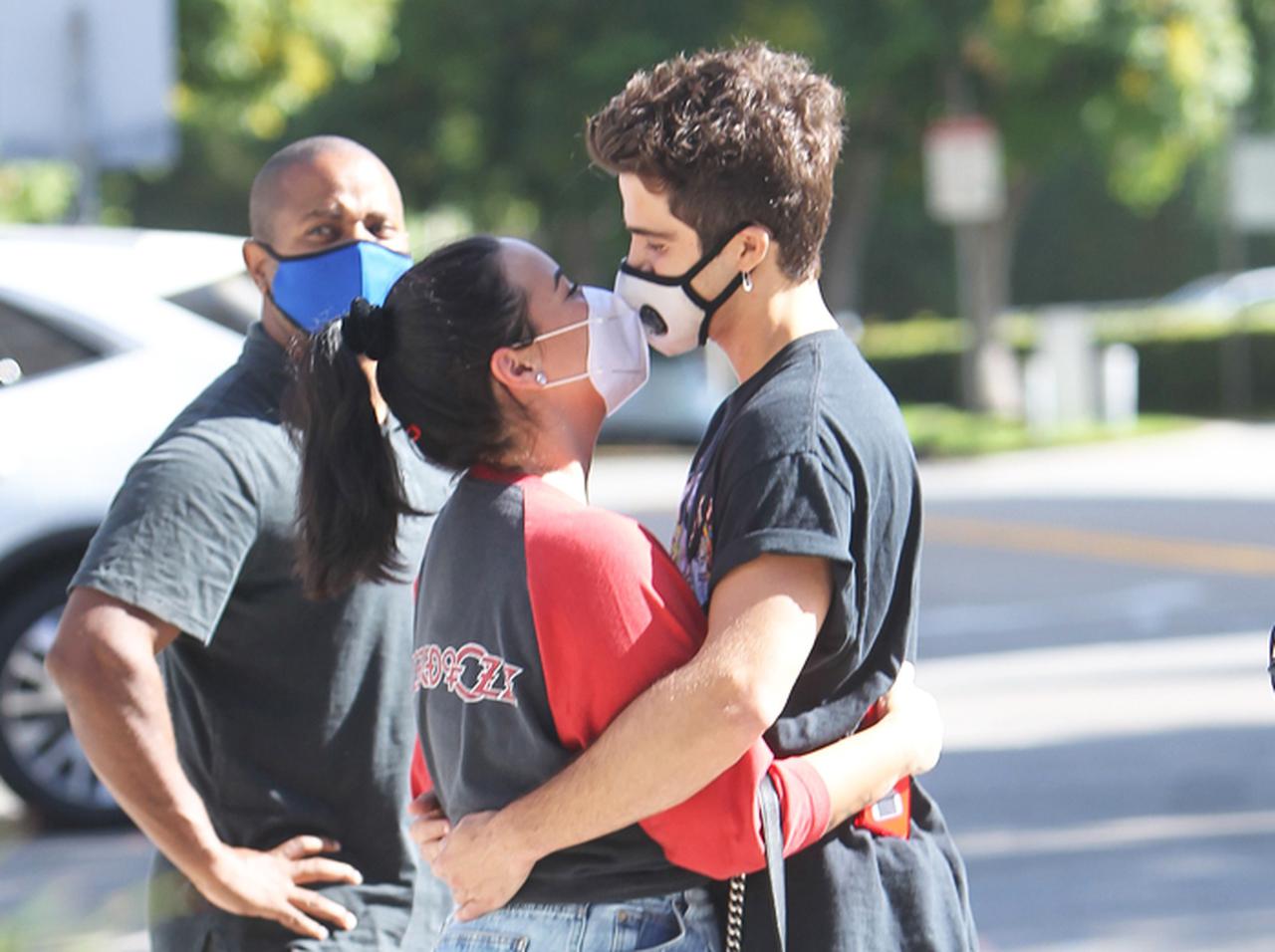 ロマンチック?それとも滑稽? セレブたちの「マスクキス」特集