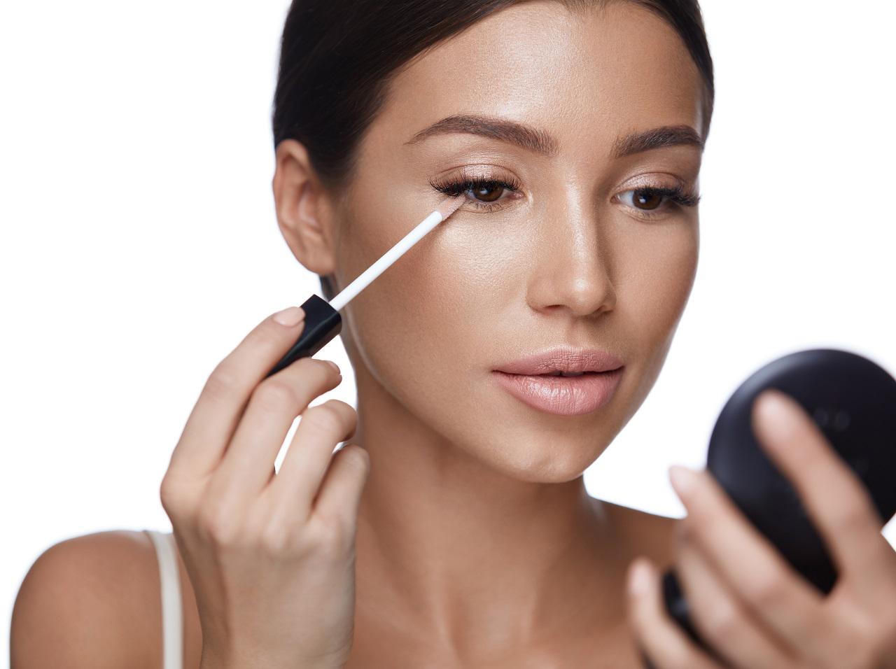 クマが隠せて白浮きもしない「コンシーラー」の+αテクニックとは?