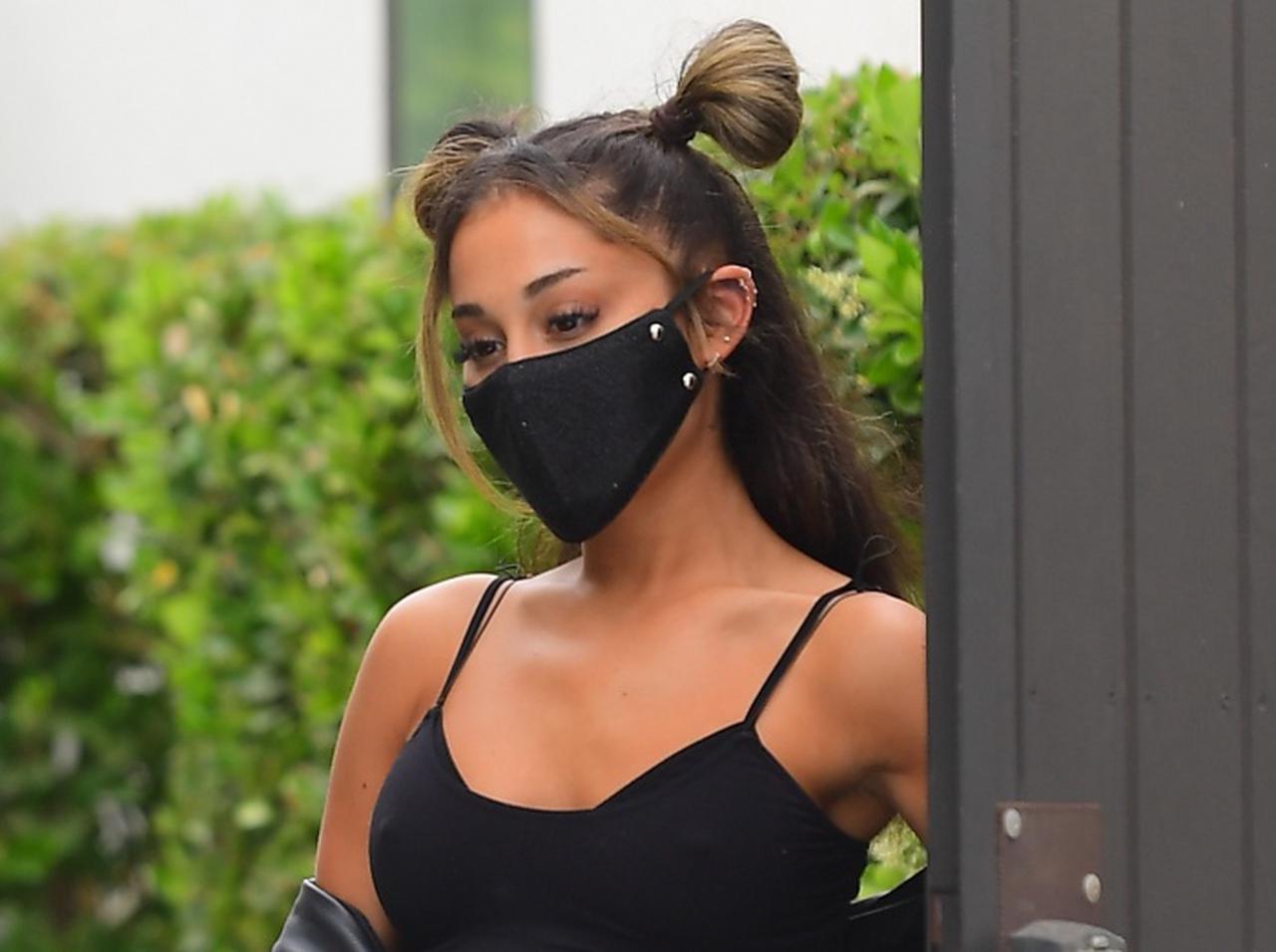 アリアナ・グランデ、真夏に「真冬の必須アイテム」を合わせた着こなしが斬新すぎる