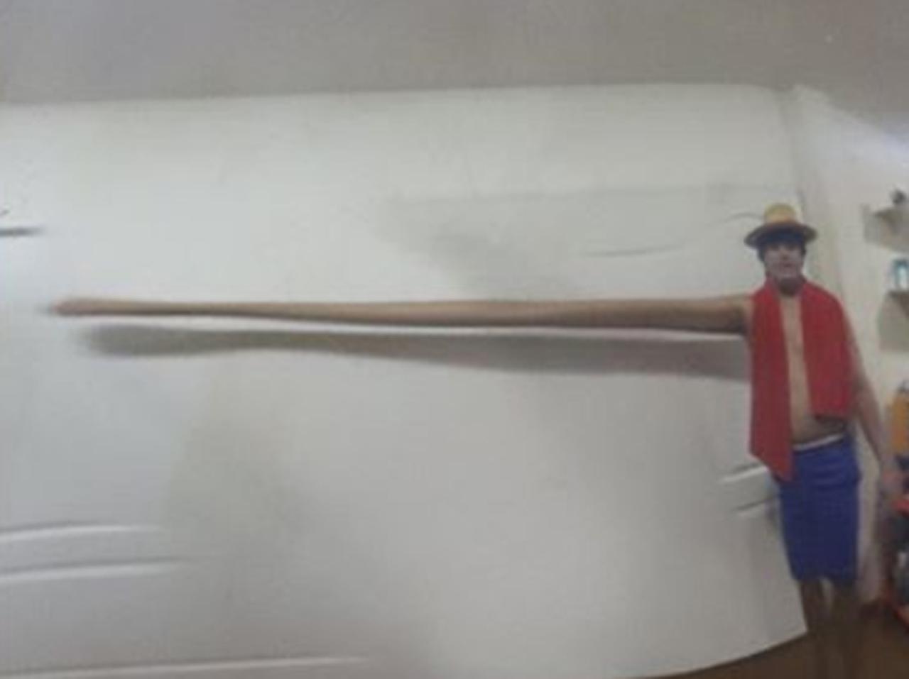 『ONE PIECE』手が伸びたルフィを“たった1つの物”で再現する海外ファンがただの天才