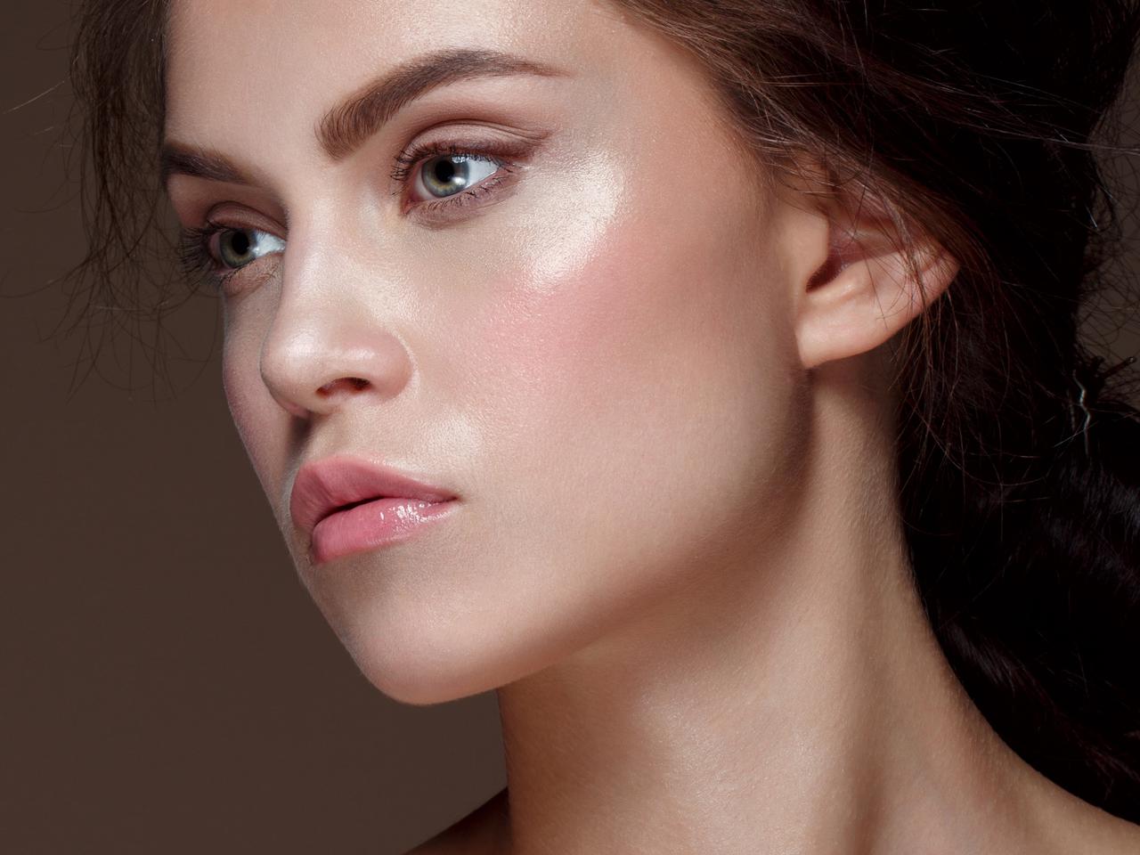 憧れの生っぽいツヤ肌が叶う「肌に塗るグロス」とは？