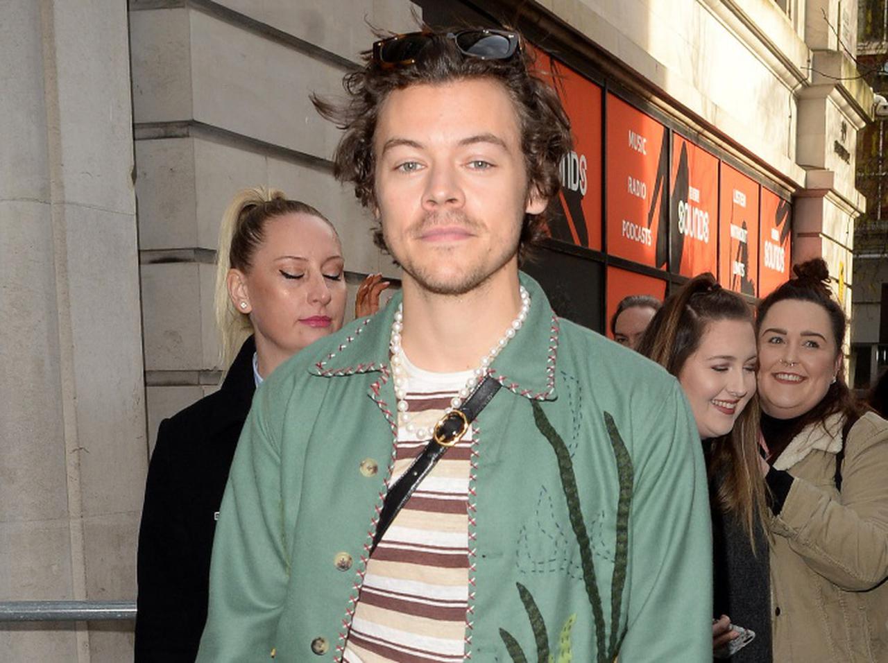 ハリー・スタイルズ、はずしたマスクを体の「あの部分」につけてジョギング