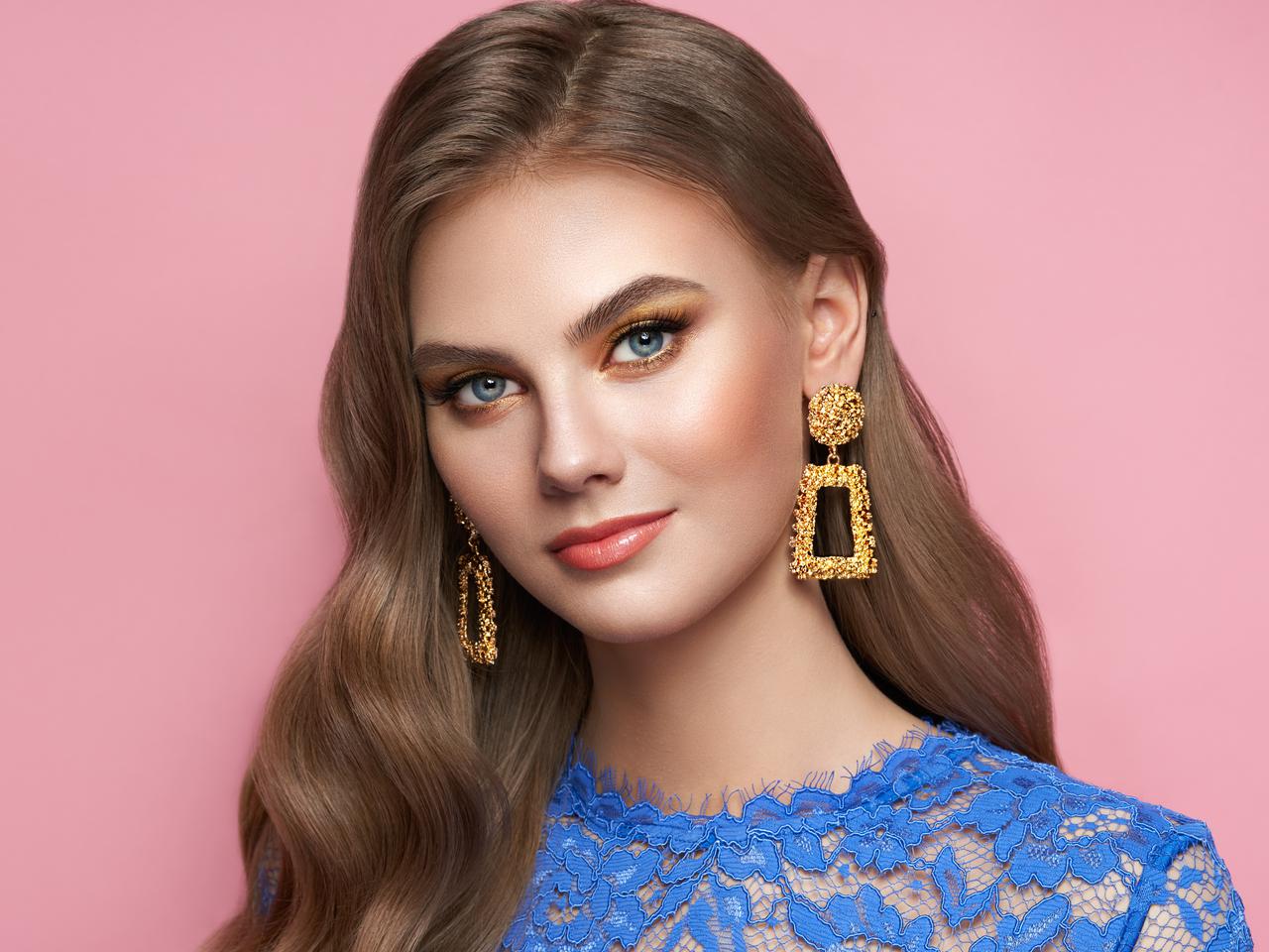 日焼けのタイプでわかる!自分に似合うチークカラーの選び方