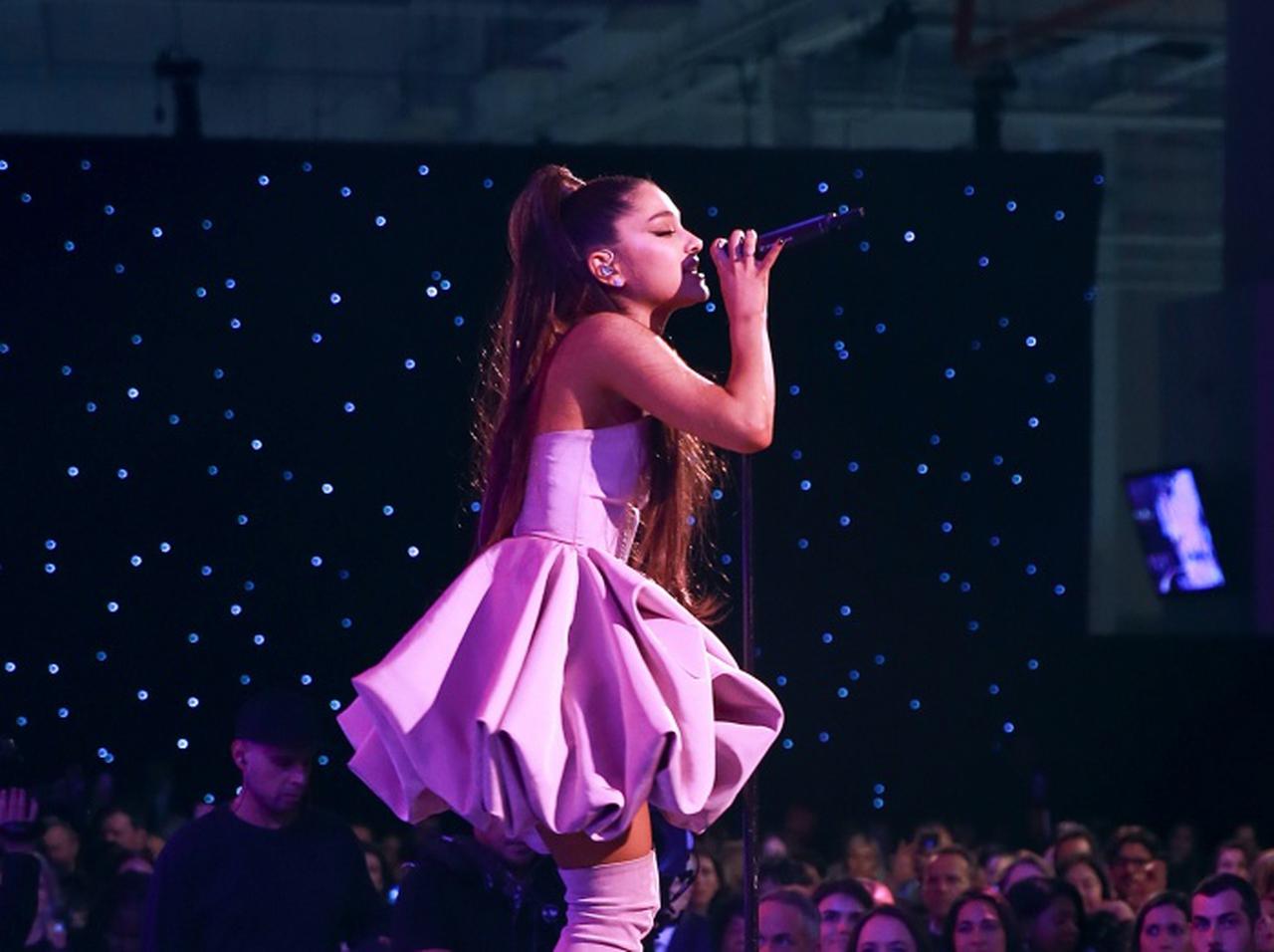 アリアナ・グランデ、『スウィートナー』ツアーの映像作品の配信に向け交渉中と報道