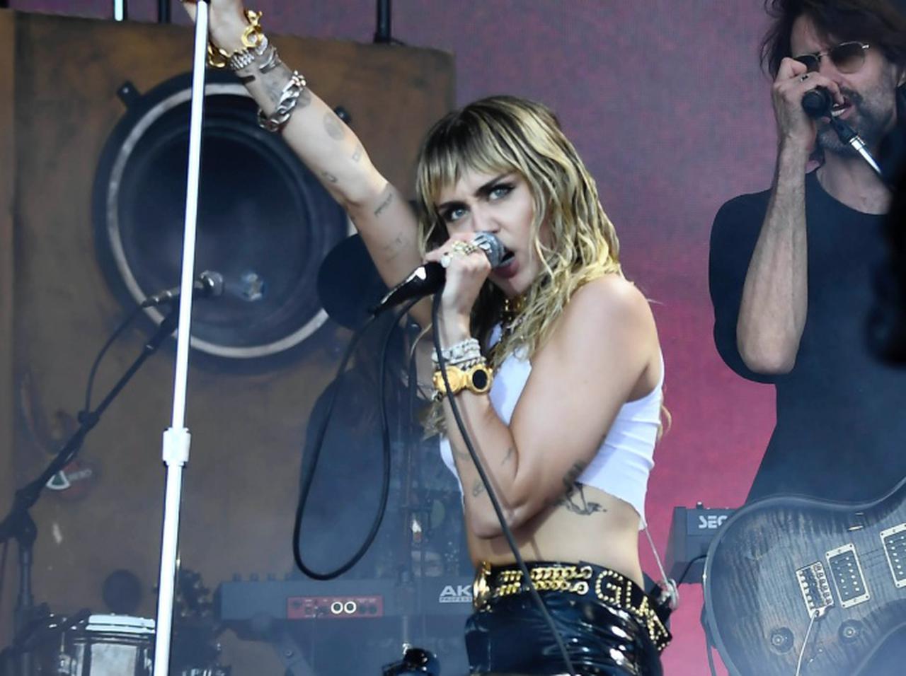 マイリー・サイラス、『ハンナ・モンタナ』の動画で「シー・イズ・カミング」