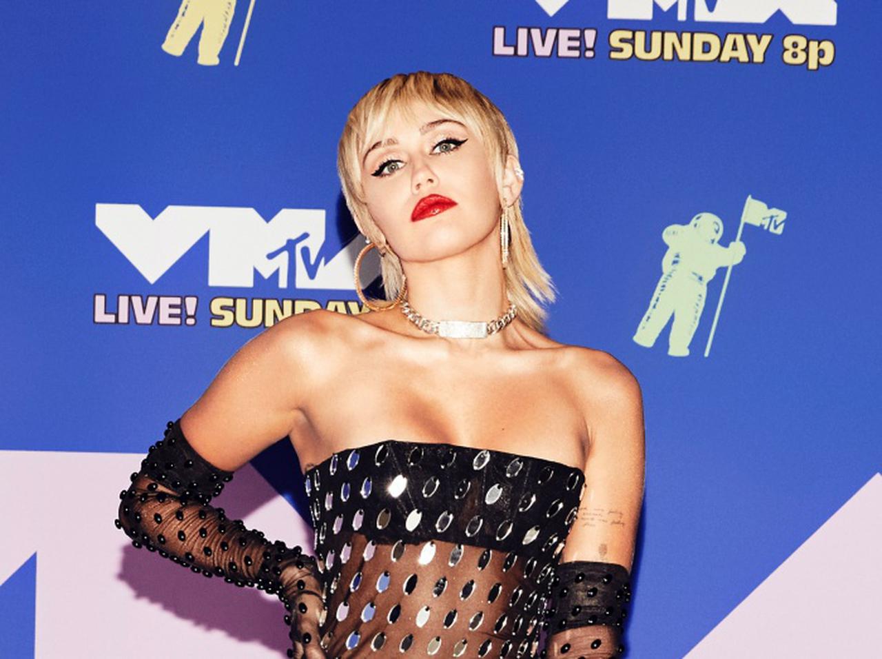 マイリー・サイラス、コーディーとの破局後初のパフォーマンスで新曲を「レッキング・ボール」風に披露【VMA2020】