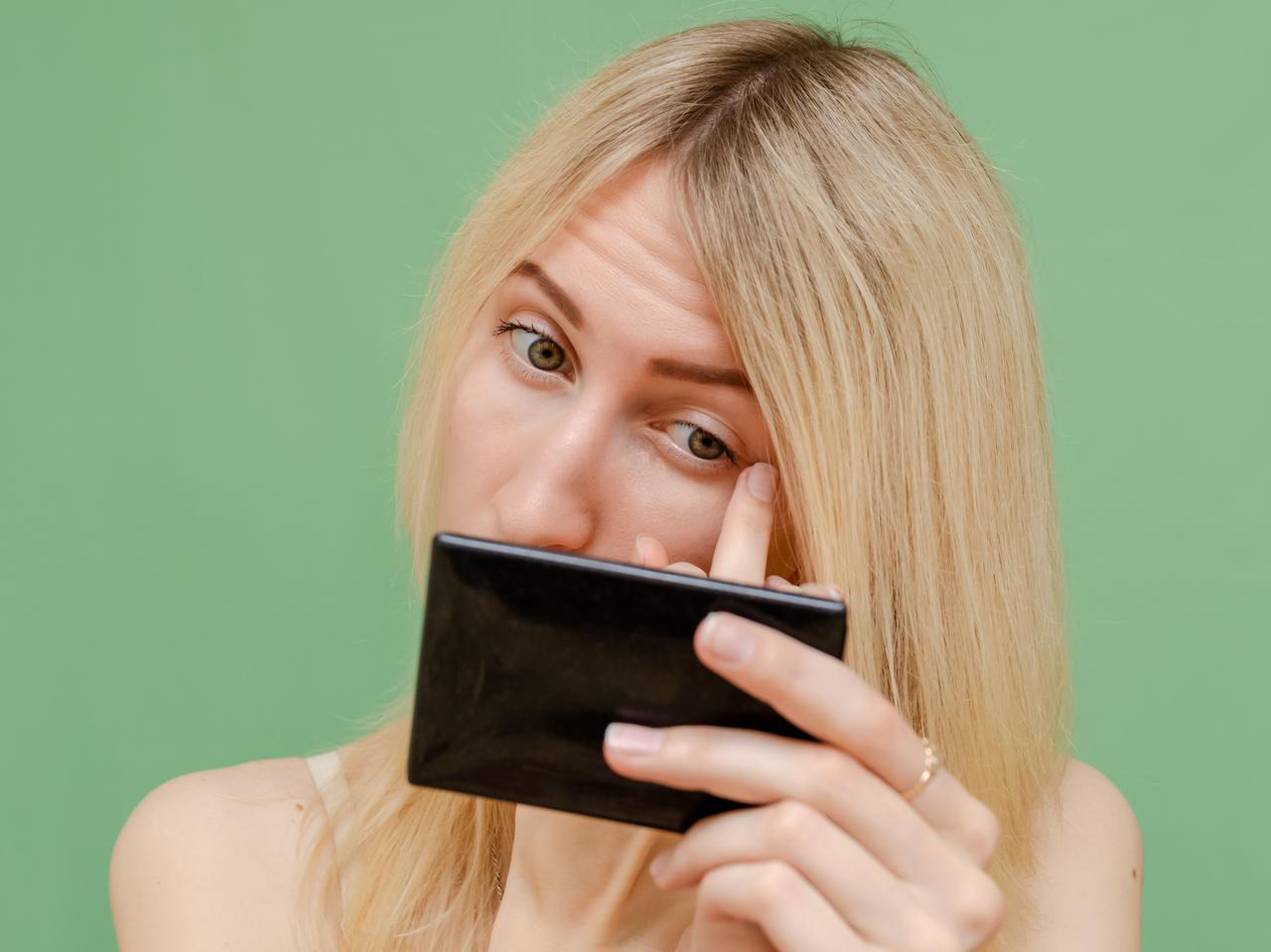 コンシーラー不要！ニキビ跡の赤みを消す3つの方法