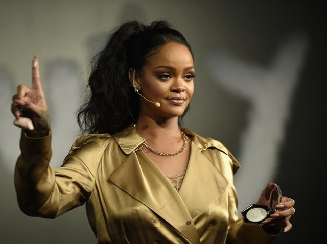 リアーナ、激似のそっくりさんに禁断の質問を投げかける