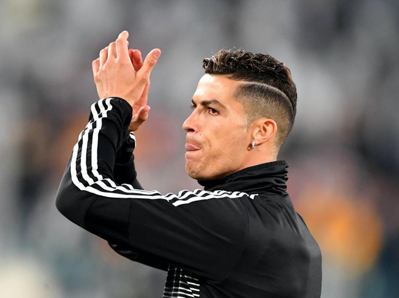 クリスティアーノ・ロナウド、絶景を背に肉体美を披露してファンに究極の二択「景色か、俺か」