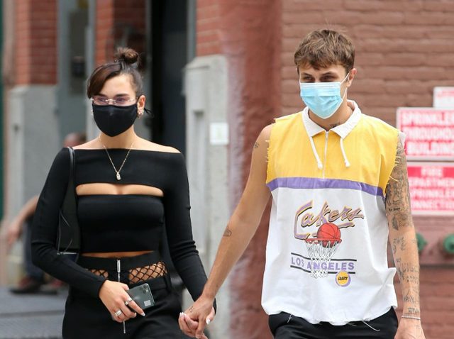 デュア・リパ＆アンワー・ハディッド、自主隔離生活中に保護犬を家族に迎え入れる