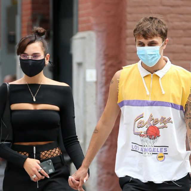 デュア・リパ＆アンワー・ハディッド、自主隔離生活中に保護犬を家族に迎え入れる