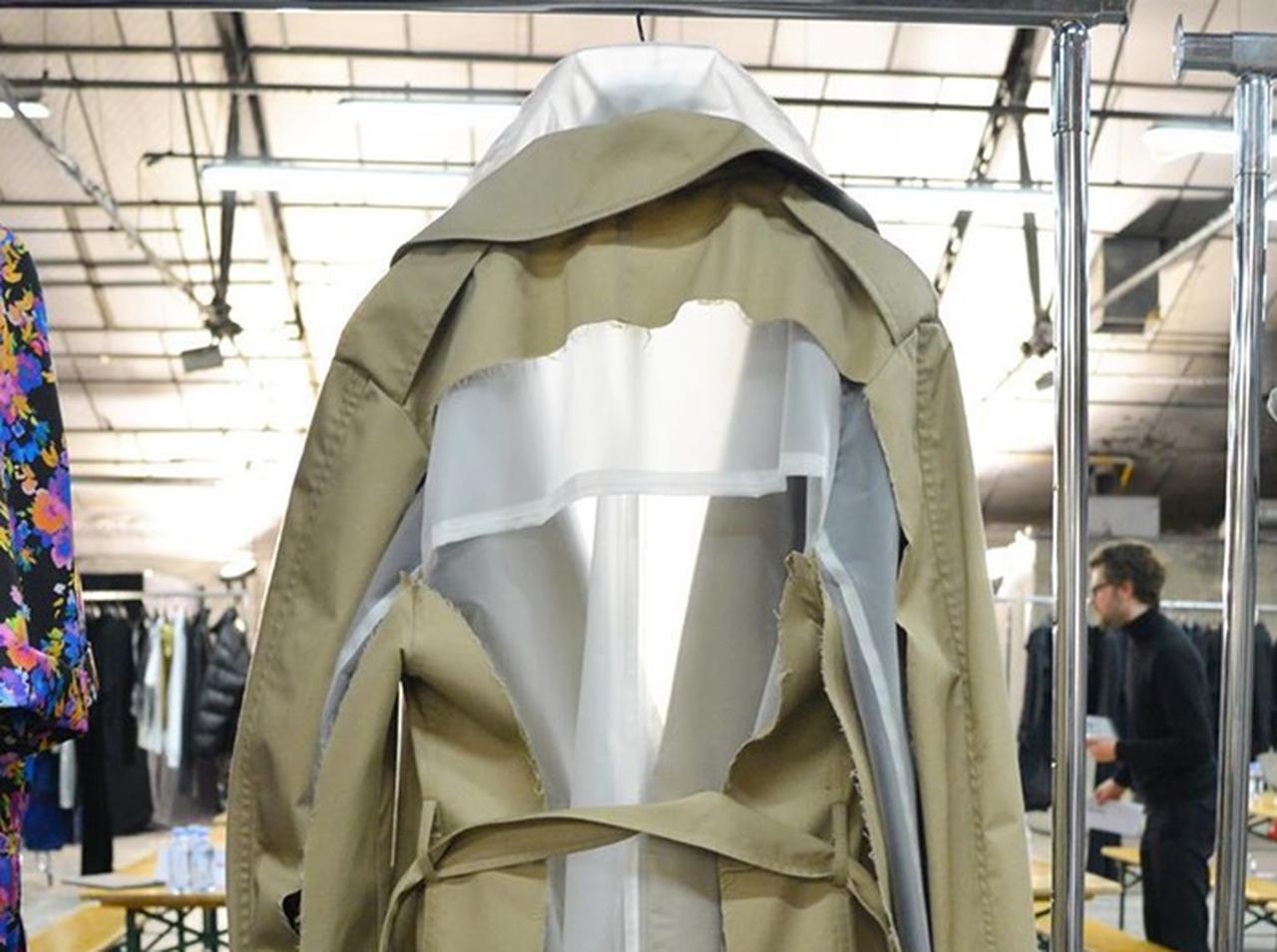 ヴェトモン、新作のトレンチコートのデザインが予想を超える