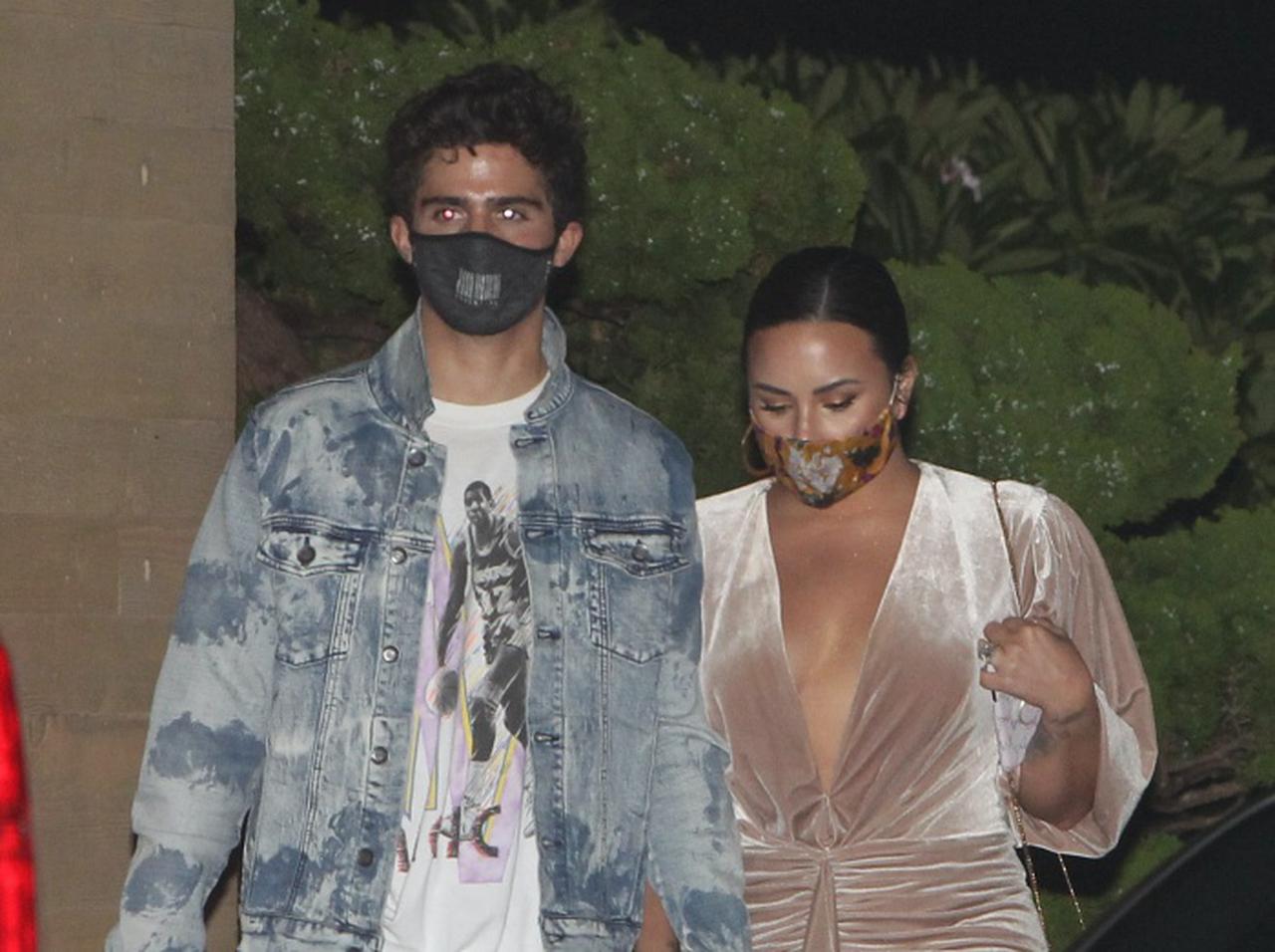 デミ・ロヴァート、婚約者のマックス・エーリックと日本食レストランで仲睦まじくデート