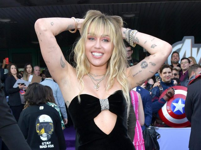 マイリー・サイラスが処女を失った年齢を暴露、ついでに「お相手の名前」も明らかに