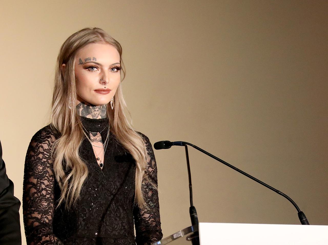 Netflixで特集された性犯罪被害者の女性が23歳で自殺、アクティビストとして活動していた