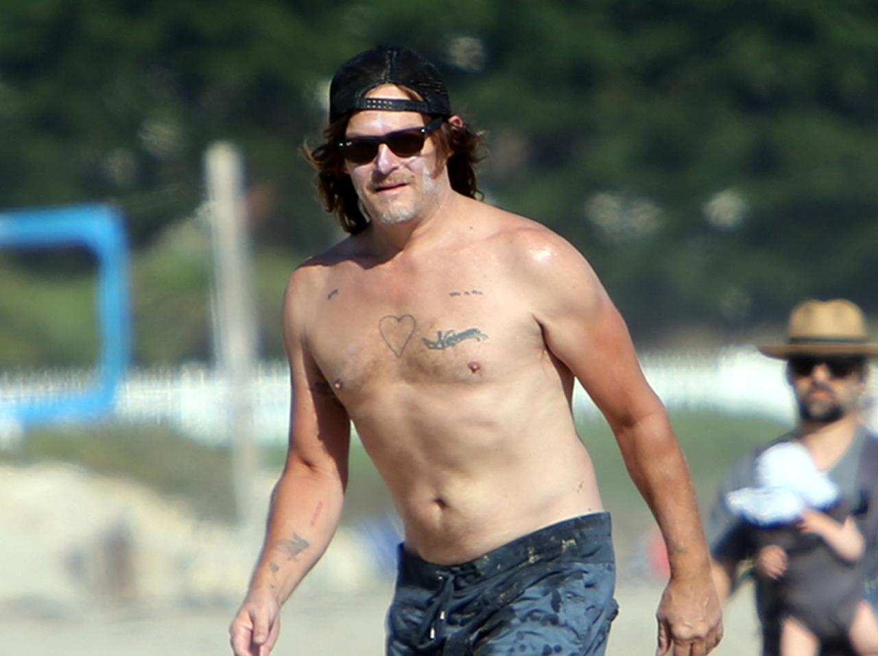 ノーマン・リーダス、恋人&娘とビーチではしゃぐも「背中」が別世界