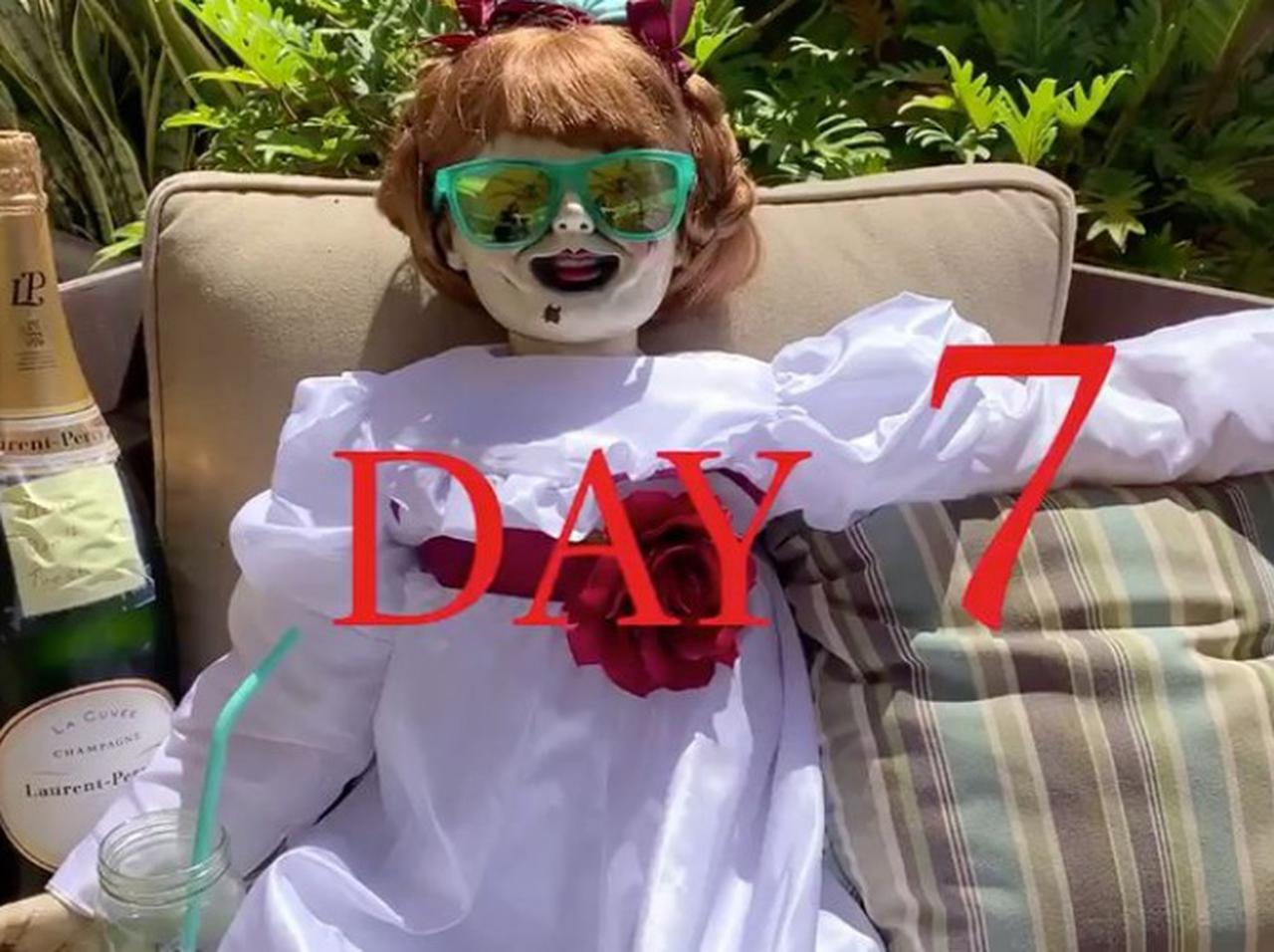 呪いの人形アナベルも「コロナ疲れ」か、ステイホーム中に動画が面白すぎる