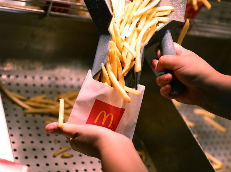 マクドナルド、ポテトの中から「入ってちゃいけないもの」が発見される