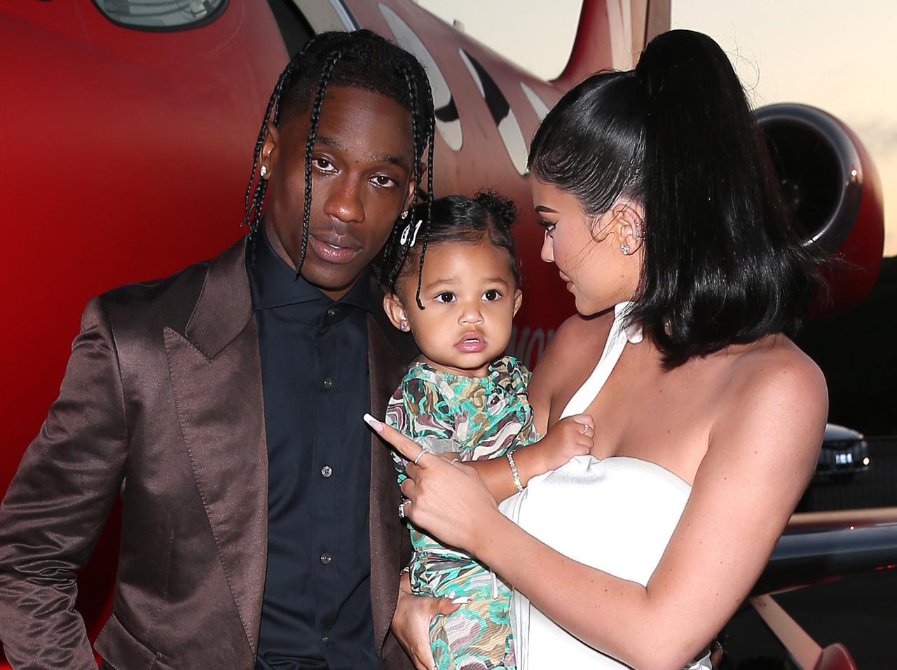 トラヴィス・スコット、カイリー・ジェンナーとの娘ストーミちゃんの子育てについて語る