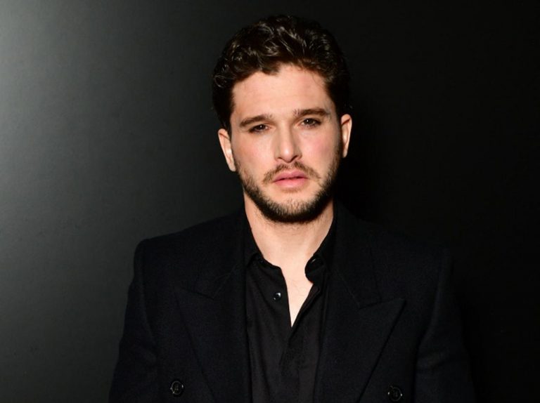 『ゲーム・オブ・スローンズ』ジョン・スノウ役、耐えきれず道端で「あそこ」をお直し