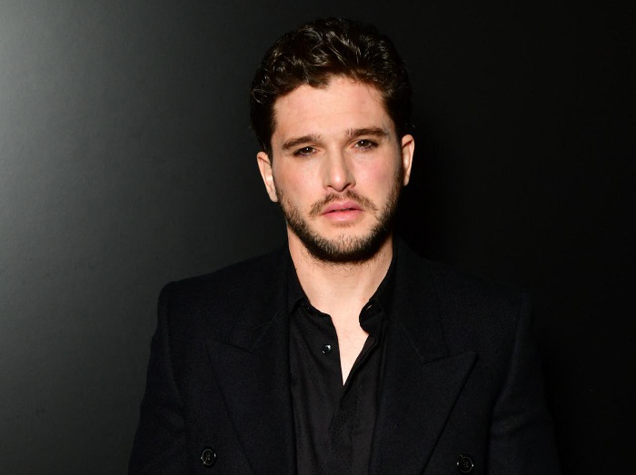 『ゲーム・オブ・スローンズ』ジョン・スノウ役、耐えきれず道端で「あそこ」をお直し