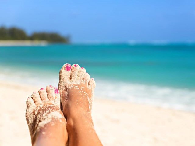 これぞ母の知恵！足や体についた砂を「秒で落とす方法」がTikTokでバズる