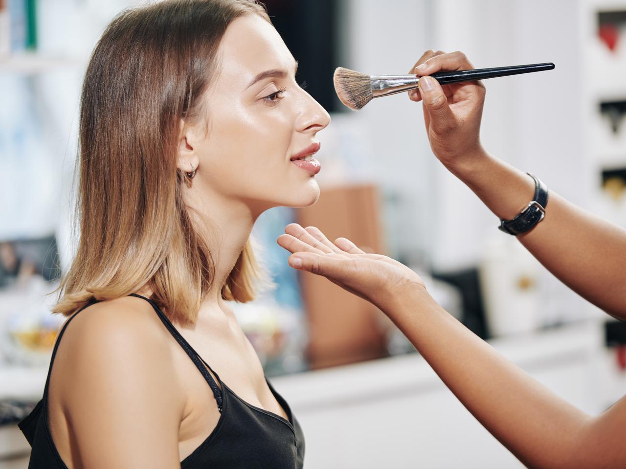 手持ちのコスメでプロ級に！肌をキレイに見せる“ツヤ肌”の作り方