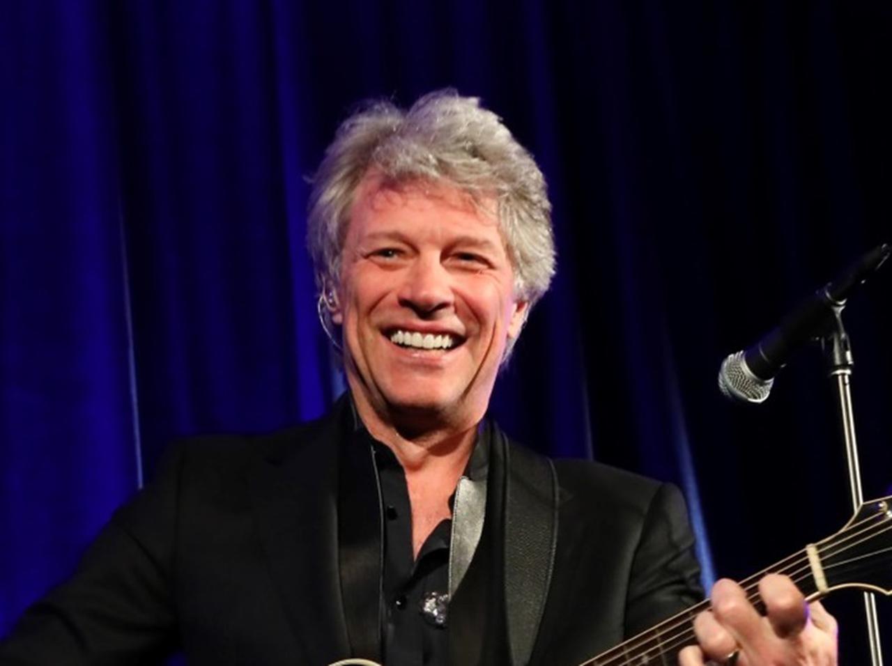 ジョン・ボン・ジョヴィ、モップで「アンコールに歌う名曲」を口パクする姿がシュール