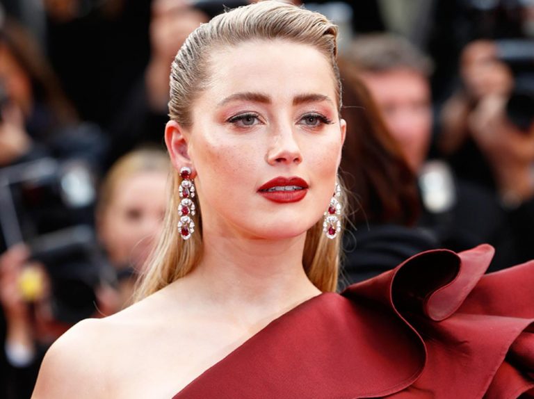 アンバー・ハード、「神聖な場所」をノーブラで訪問し批判殺到