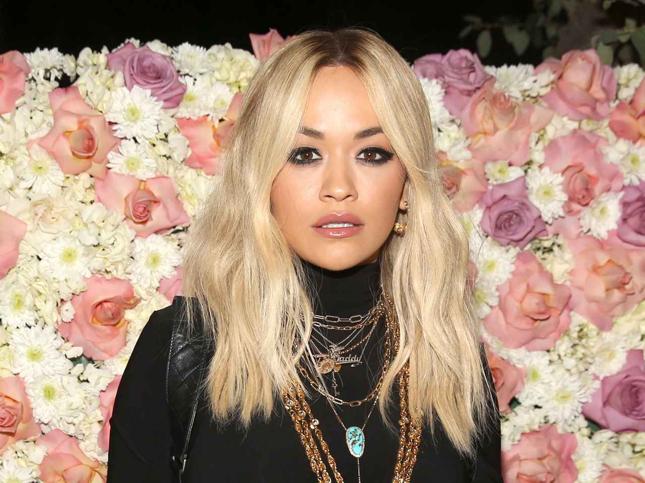 気分は70年代！ リタ・オラの「レトロヘア」がオシャレすぎると話題に