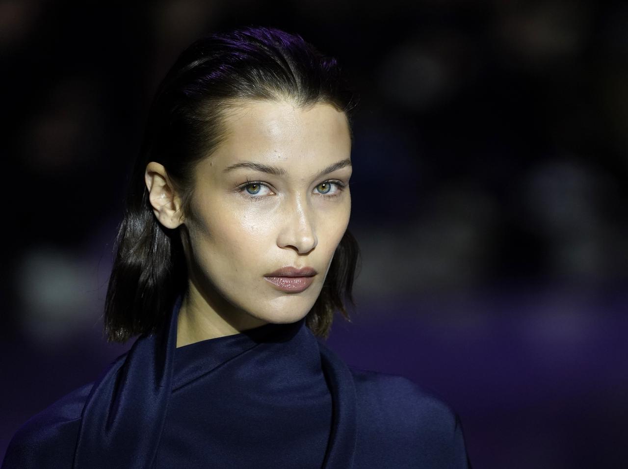 ベラ・ハディッド、ライム病の症状について詳細を語る