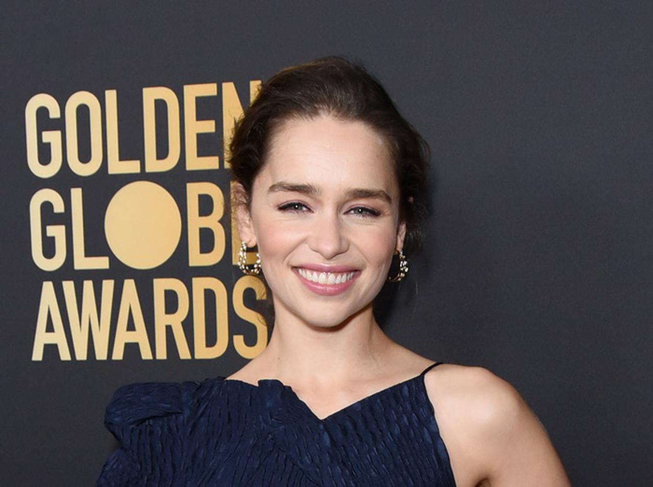 エミリア・クラーク、「ビッグ・イシュー」を購入してホームレスをサポート