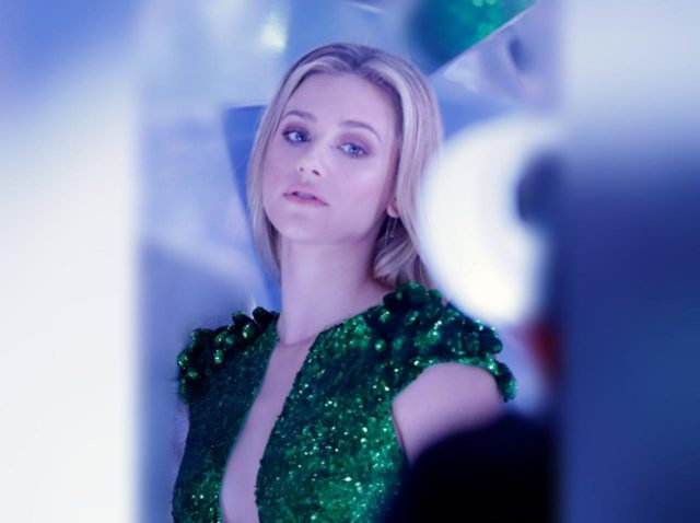 リリ・ラインハート、バイセクシャルを公表したのは「疑問」に思われるのが嫌だったから