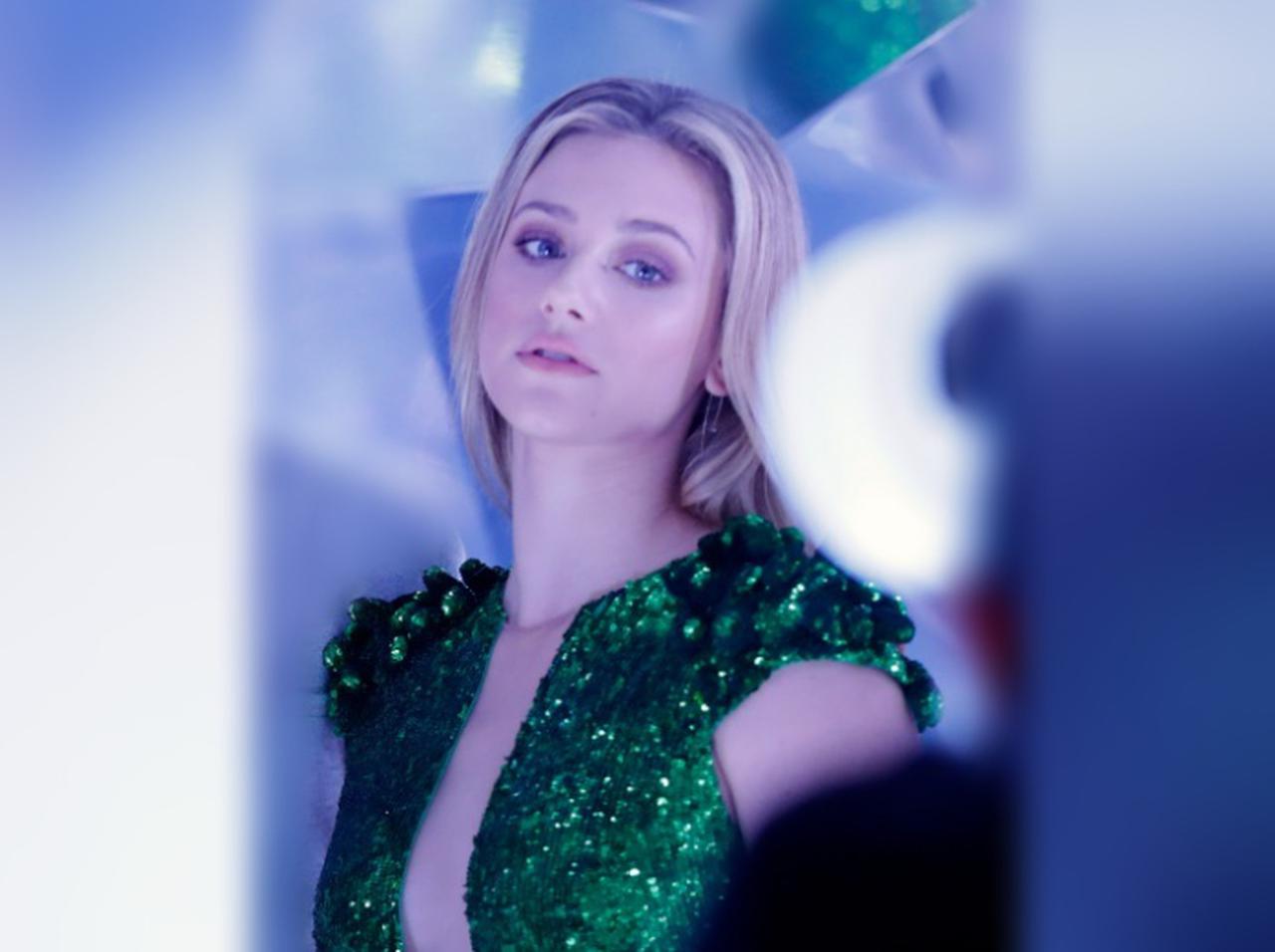 リリ・ラインハート、バイセクシャルを公表したのは「疑問」に思われるのが嫌だったから