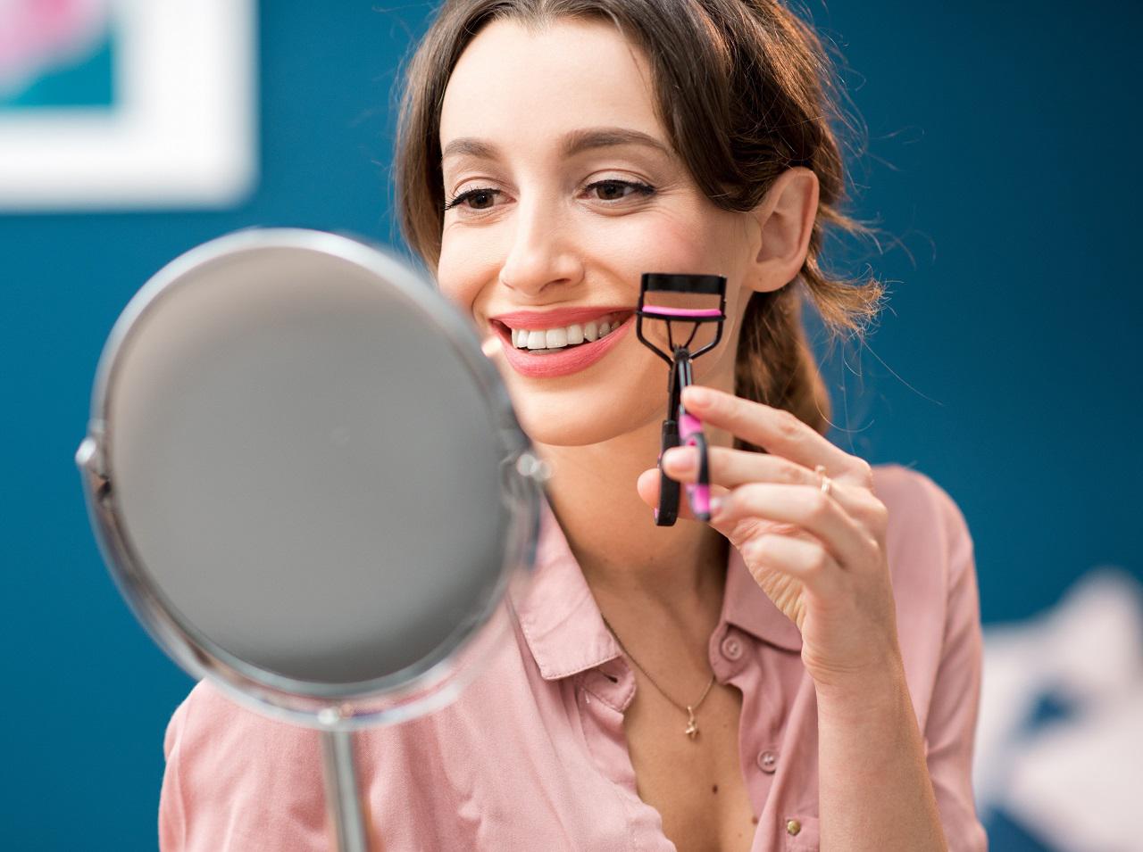 まつ毛カールの持続力をアップさせる「ビューラー」の使い方とは？