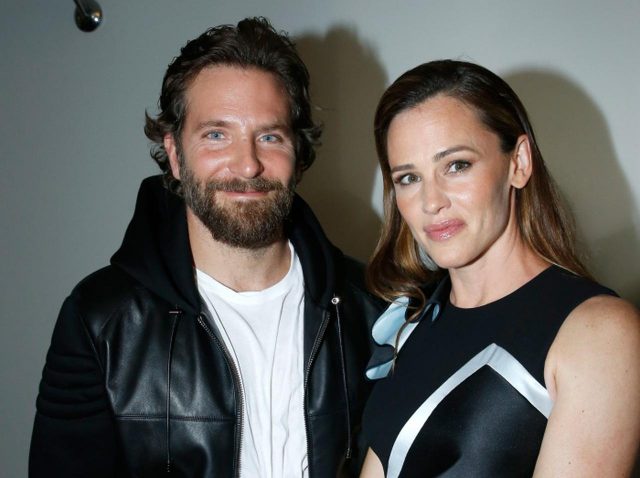 ドラマ『エイリアス』で共演、ブラッドリー・クーパーとジェニファー・ガーナーに恋の予感