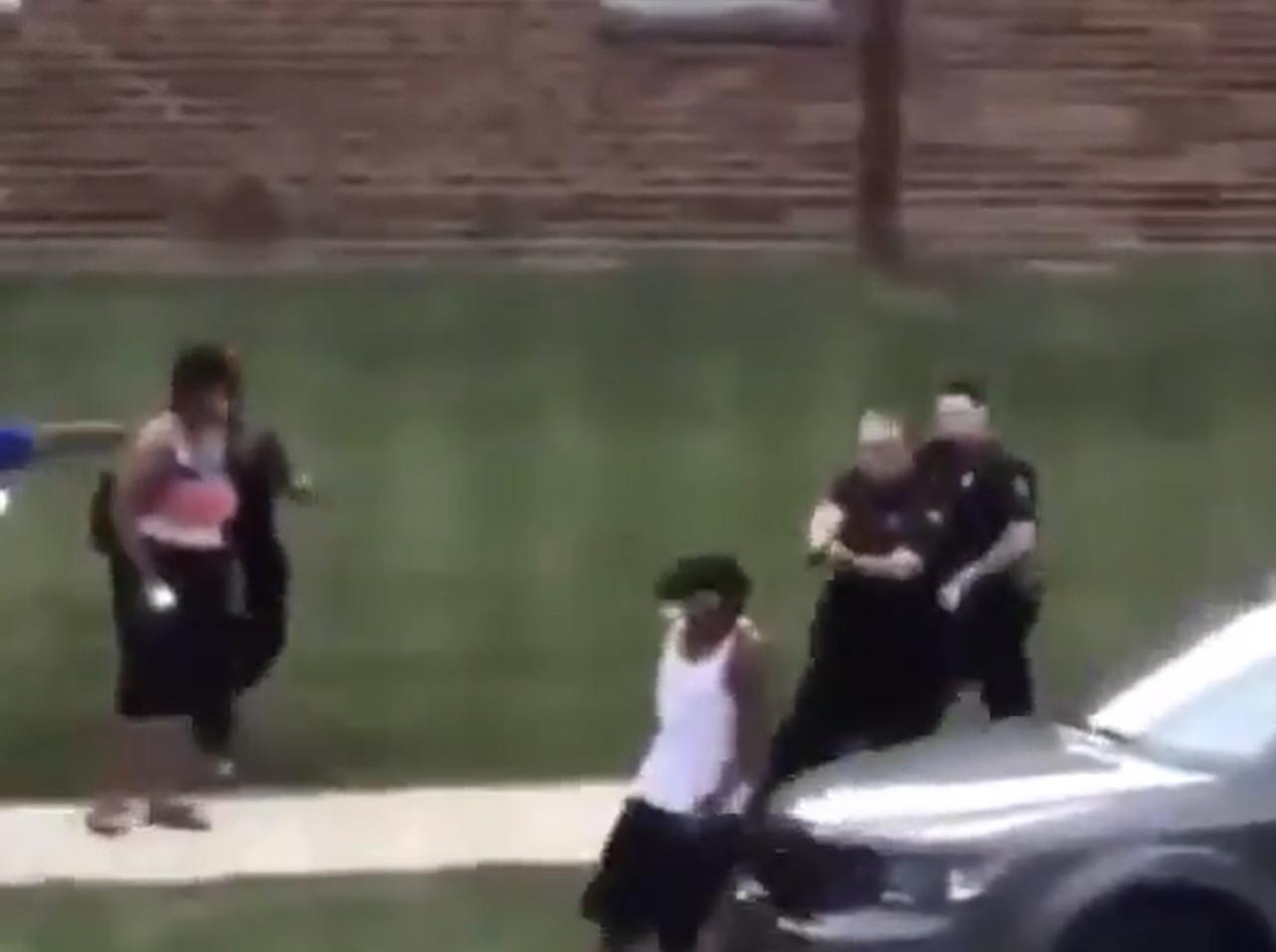 黒人男性が3人の子供の前で白人警官に7発撃たれる、Black Lives Matterデモがふたたび