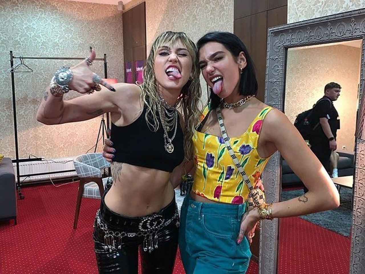 マイリー・サイラスとデュア・リパが「ある写真」でコラボ説が再浮上