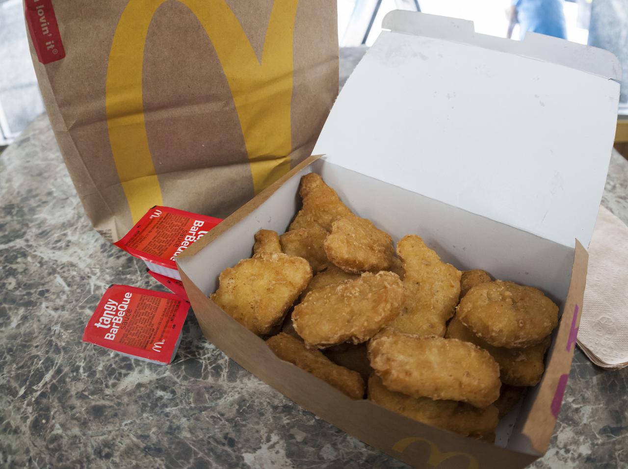 マクドナルドのチキンナゲットに「あるもの」が混入、少女が窒息しかけるも販売継続