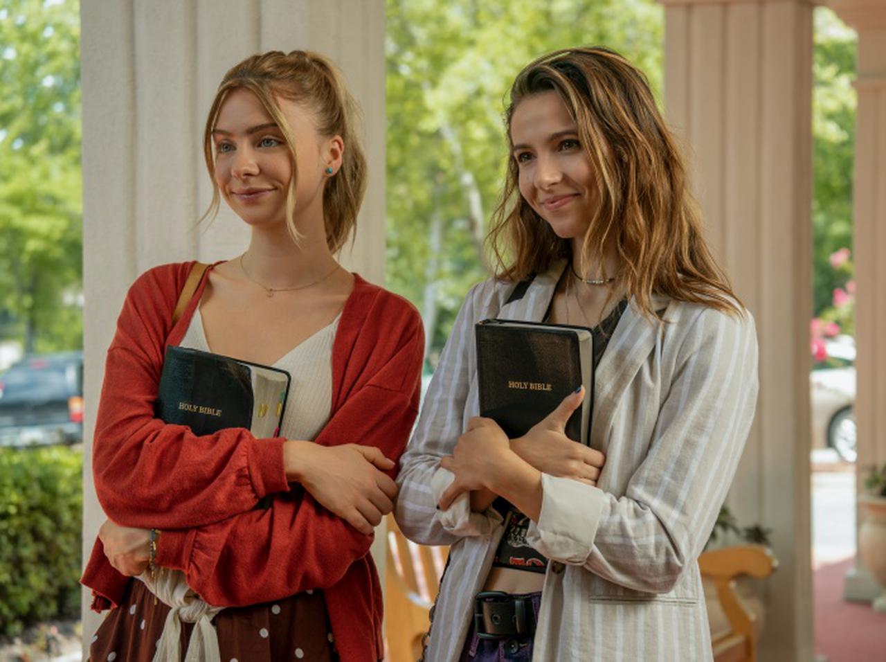 Netflix『めちゃくちゃ恋するハンターズ』が話題!双子姉妹×賞金稼ぎ×高校生活なドラマはLGBTQロマンスにもヤキモキ!