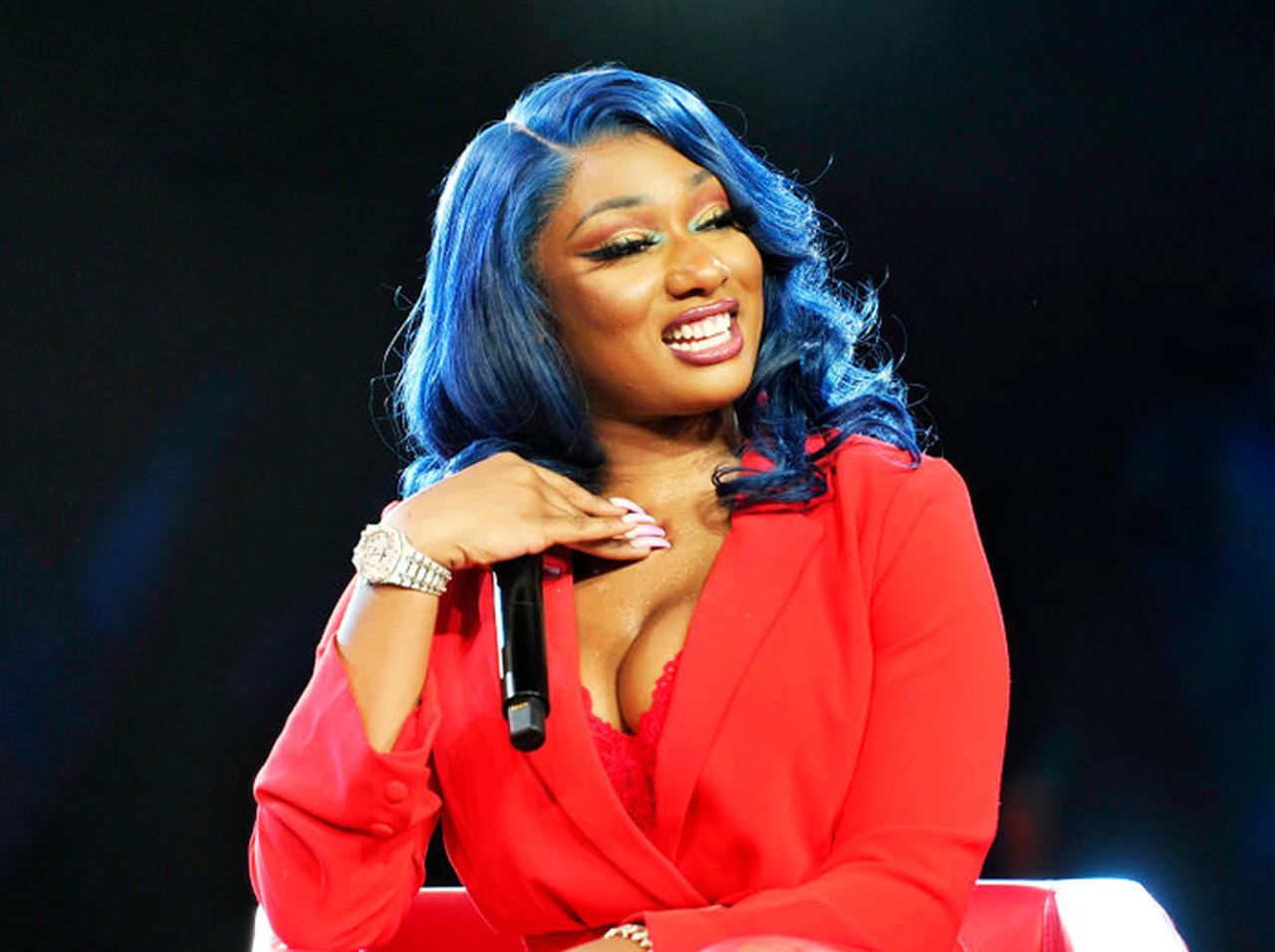 メーガン・ジー・スタリオン、発砲事件をネタにする人々に「傷跡」を見せて喝