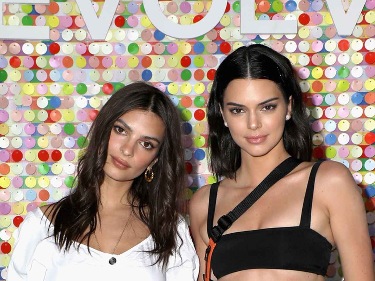 ケンダルとエミラタが私服で着た1万5,000円以下のコーデが丸被り