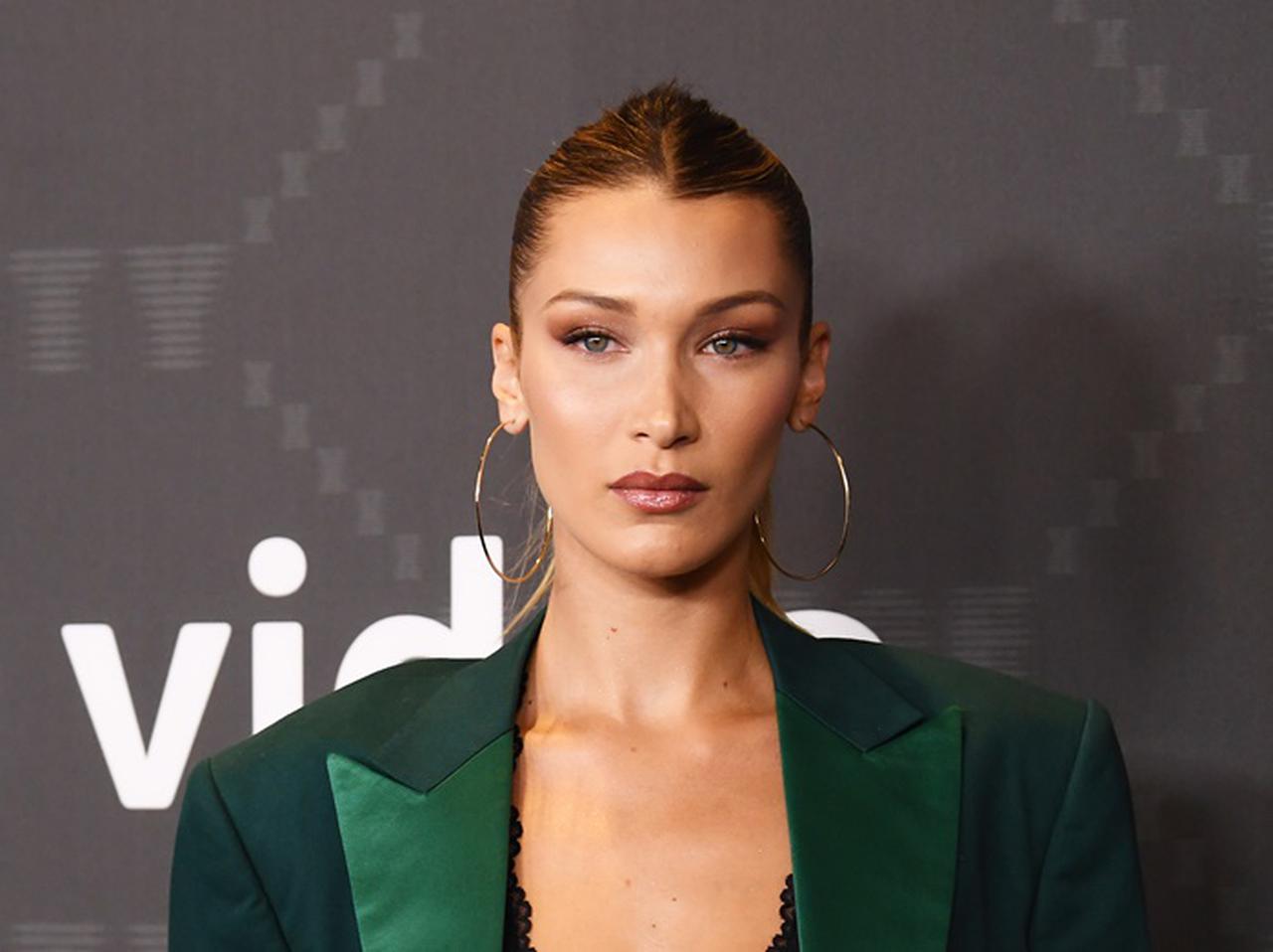 ベラ・ハディッド、警察に中指を立てた理由とは?