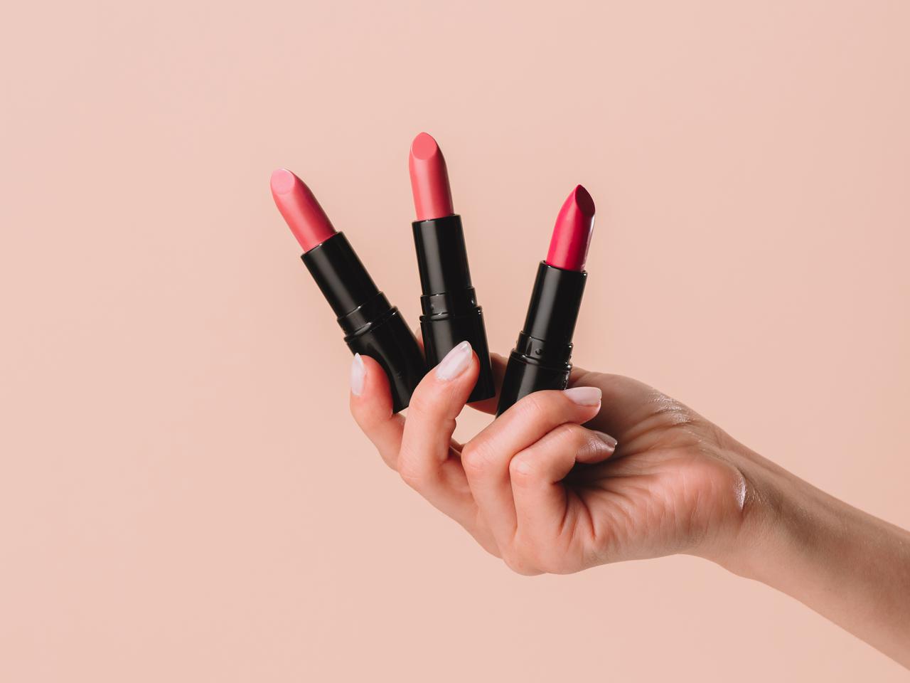 口紅をチーク代わりに使うのは良くない?皮膚科医が解説