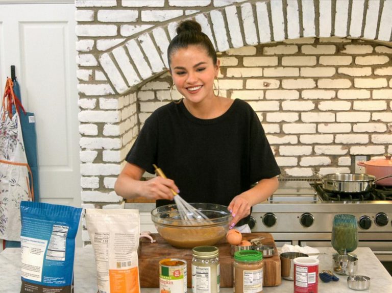 セレーナ・ゴメス、食べるとほっとする家庭料理は「洋風すいとん」