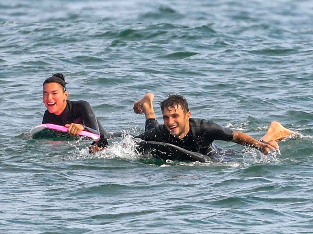 デュア・リパ＆アンワー・ハディッド、海で「ジブリ風」のサーフィンデート？