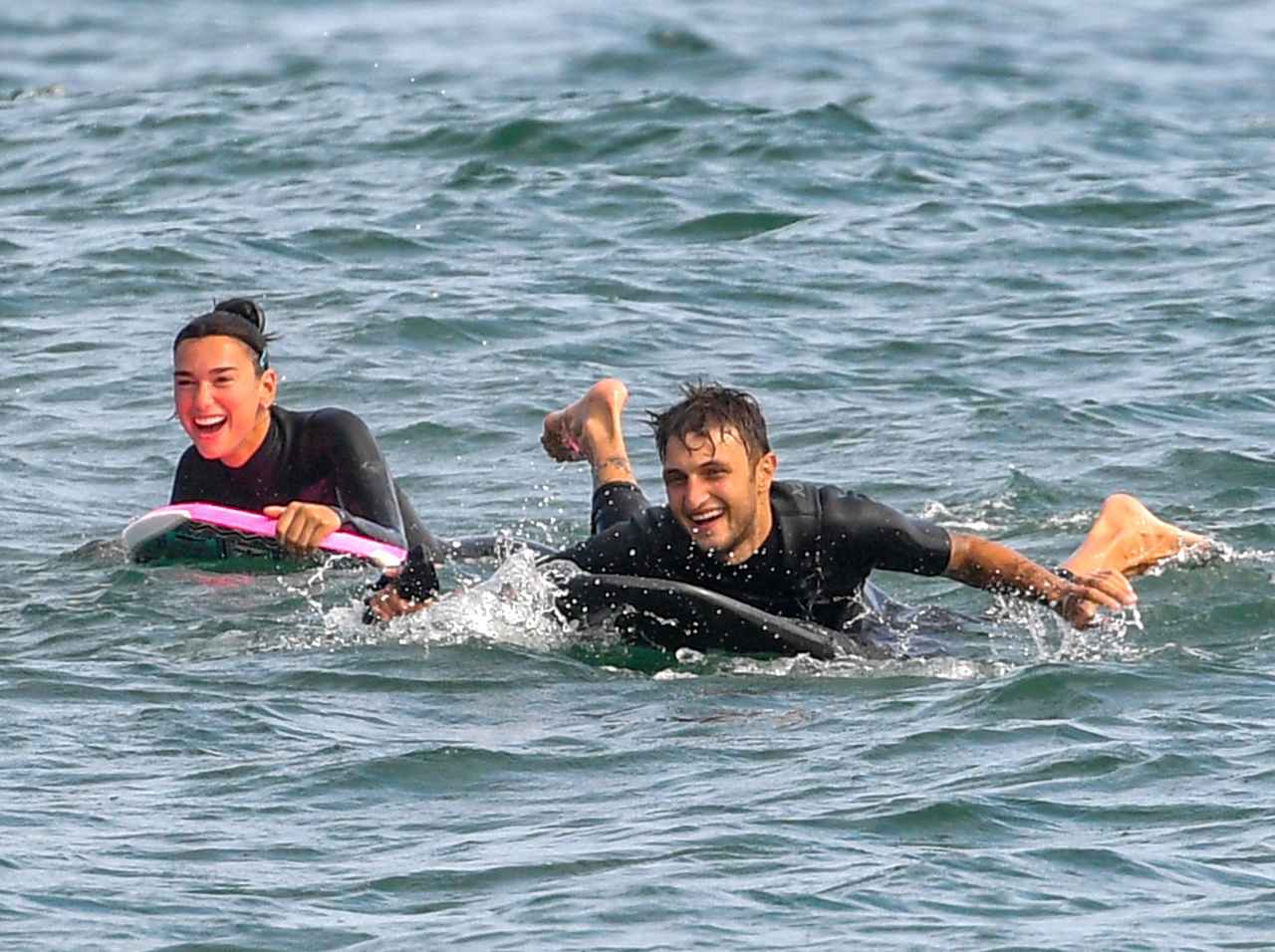 デュア・リパ&アンワー・ハディッド、海で「ジブリ風」のサーフィンデート?