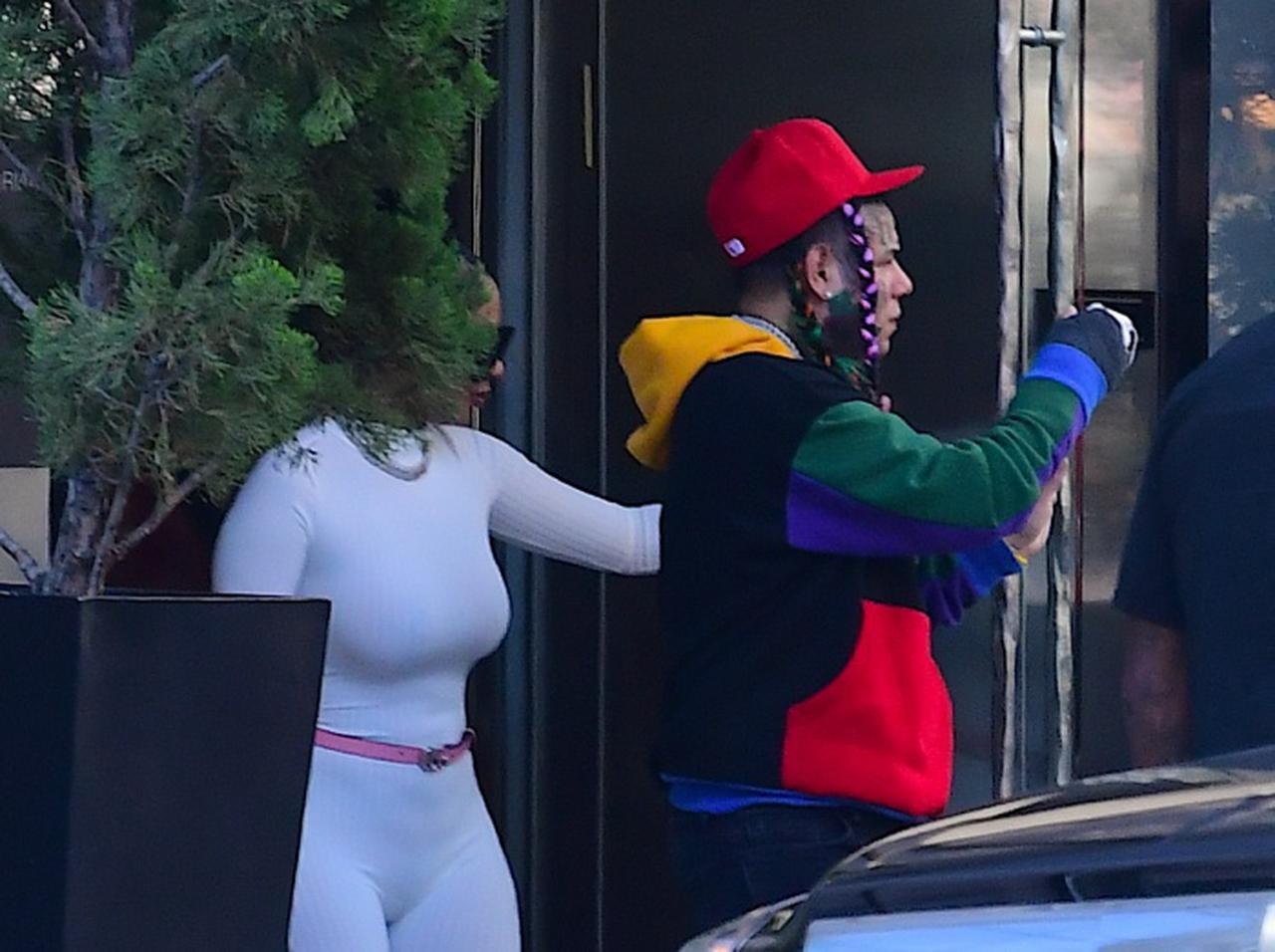 テカシ・シックスナイン、7人のセキュリティを引き連れ厳戒態勢でデート